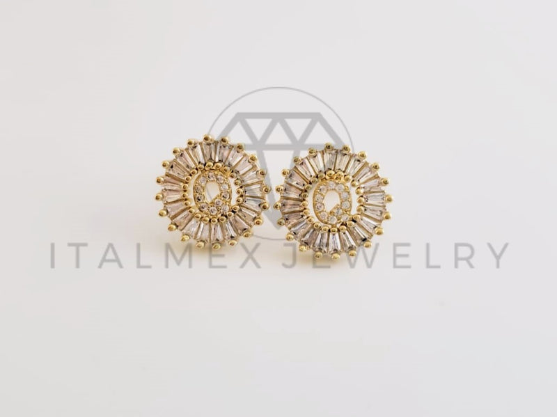 Broquel de Lujo - 102574 - Diseño de Inicial "Q" CZ Clara Oro Laminado 18K