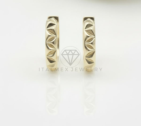 Arete de Lujo - 106728 - Huggie con Triangulos - Oro Laminado 18K