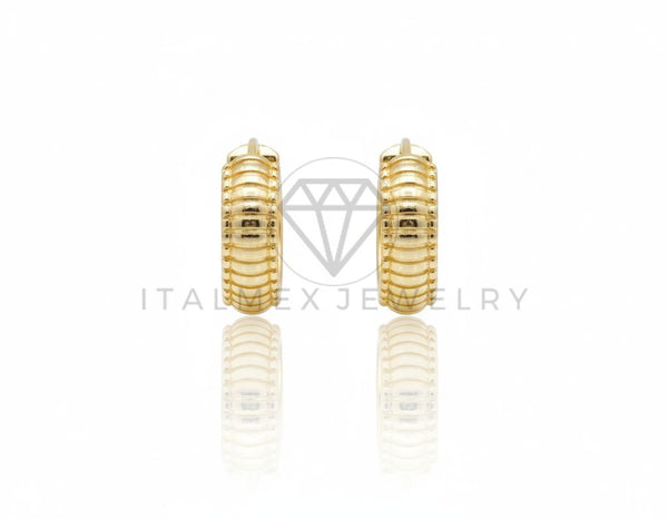 Arete de Lujo - 106712 - Huggie con Líneas Horizontales- Oro Laminado 18K