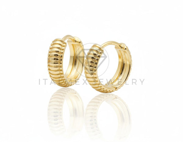 Arete de Lujo - 106712 - Huggie con Líneas Horizontales- Oro Laminado 18K