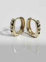 Arete de Lujo - 106728 - Huggie con Triangulos - Oro Laminado 18K