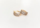 Huggie de Lujo - 103428 - Diseño Clasico y CZ Clara Oro Laminado 18K