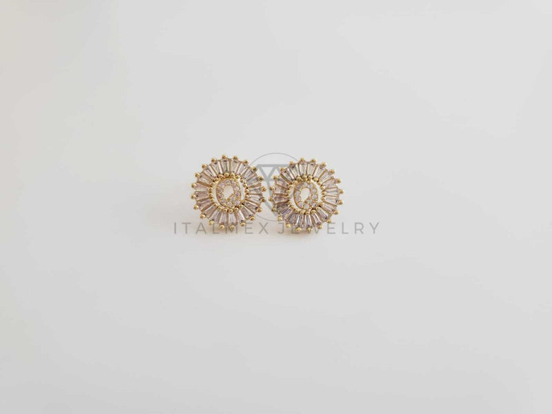 Broquel de Lujo - 102574 - Diseño de Inicial "Q" CZ Clara Oro Laminado 18K